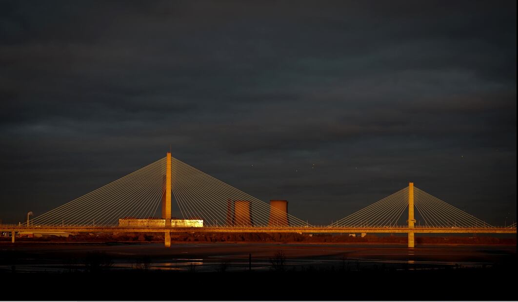 El sol poniente ilumina el puente Mersey Gateway en Runcorn, Gran Bretaña. Foto: EFE