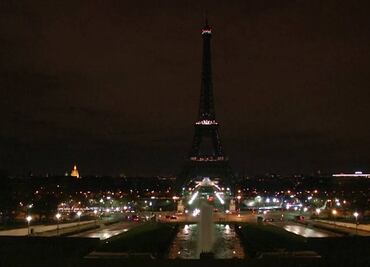 Torre Eiffel apaga sus luces en honor a víctimas del atentado en Londres