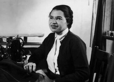 La historia de Rosa Parks, la mujer afroamericana que se negó a cederle el asiento a un hombre blanco