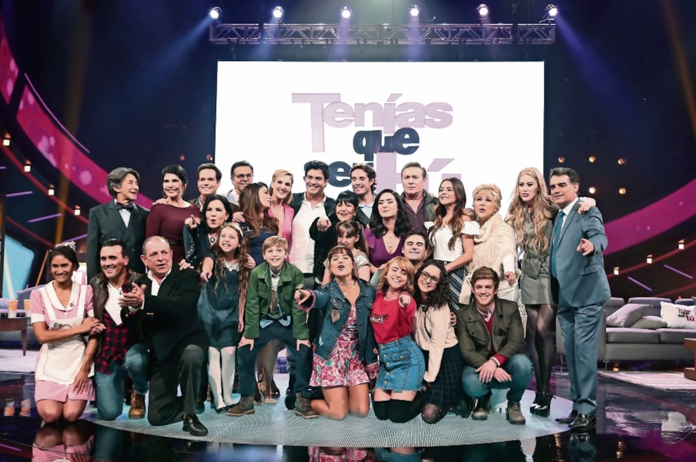 El elenco del melodrama protagonizado por Ariadne Díaz (de morado, al centro). Foto: ALEJANDRO ACOSTA. EL UNIVERSAL
