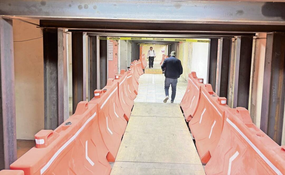 En el paso a desnivel de San Antonio Abad y José María Roa Bárcenas se colocaron trafitambos y andamios para permitir el paso peatonal. Foto: Juan Carlos Williams / EL UNIVERSAL