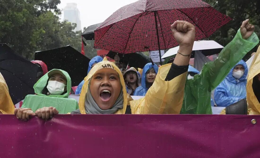 Una manifestante levanta el puño al aire con una rosa roja durante una protesta en Manila, Filipinas, con motivo del Día Internacional de la Mujer. Foto: AP