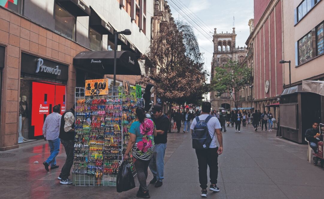 Estamos viendo en qué zonas reacomodar a parte del comercio del primer cuadro, indicó Carlos Cervantes. Archivo El Universal