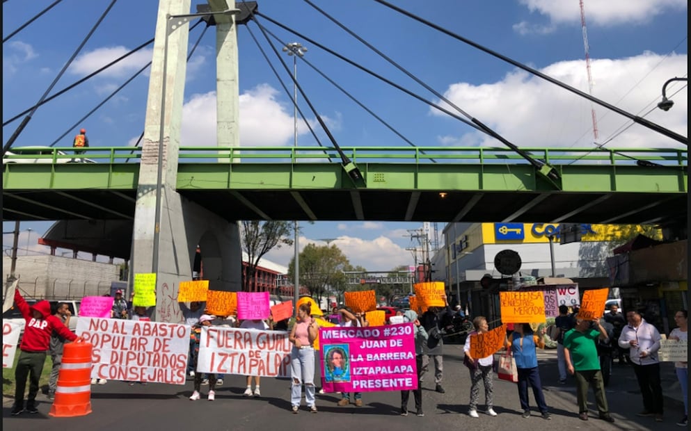 Locatarios de algunos mercados públicos de Iztapalapa bloquean la lateral de calzada Zaragoza, a la altura de Tepalcates, en dirección al centro de la Ciudad de México, el miércoles 30 de julio de 2025