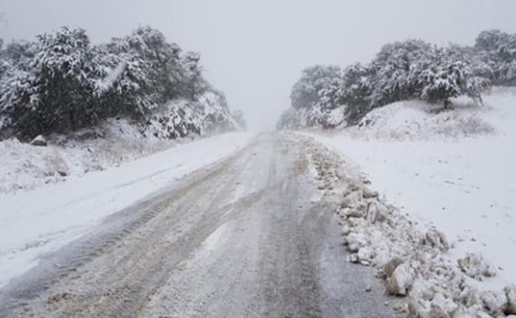Por intensa nevada, cierran carretera en el norte de Sonora