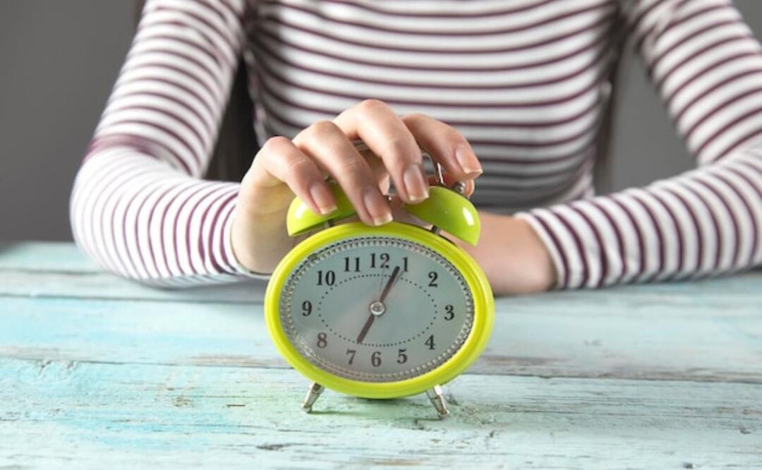 Beneficios cuestionados y efectos adversos en la salud por el cambio horario. Fuente: Freepik.