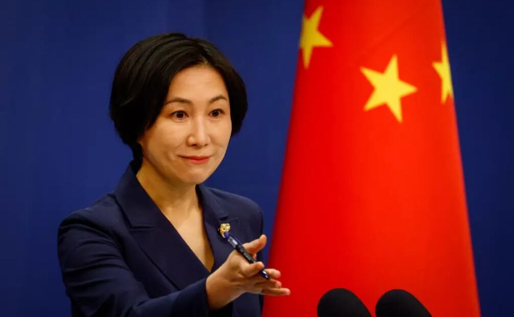 El portavoz del Ministerio de Asuntos Exteriores de China, Mao Ning, hace un gesto a un periodista durante una rueda de prensa en el Ministerio de Asuntos Exteriores en Beijing, China, el 24 de marzo de 2023. Foto. EFE