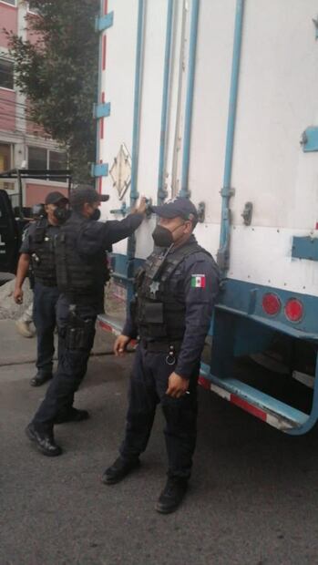 Rescatan a 83 migrantes centroamericanos de caja de tráiler en Atizapán de Zaragoza