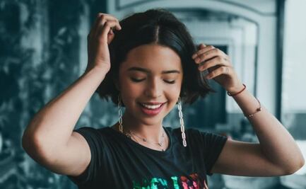 Ángela Aguilar en maxifalda y crop top, el look de playa perfecto