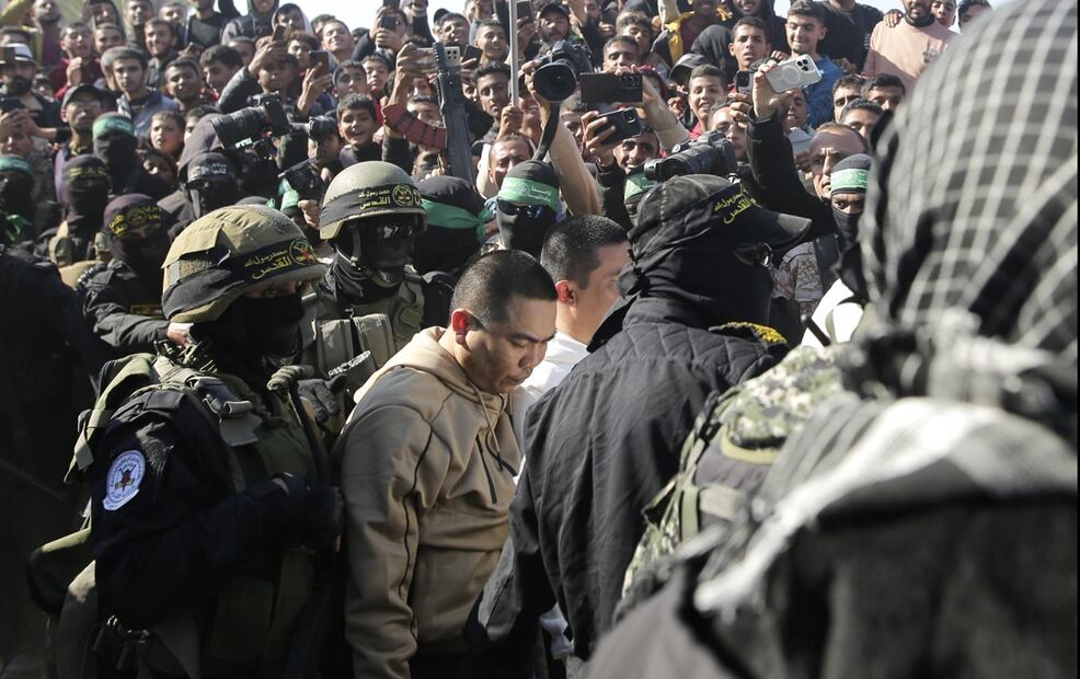 Milicianos enmascarados de Hamas liberaron a ocho rehenes el jueves 30 de enero de 2025, como parte del alto al fuego en la Franja de Gaza. Foto: AP