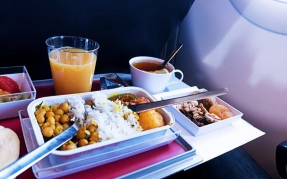9 cosas que nunca debes hacer a bordo de un avión