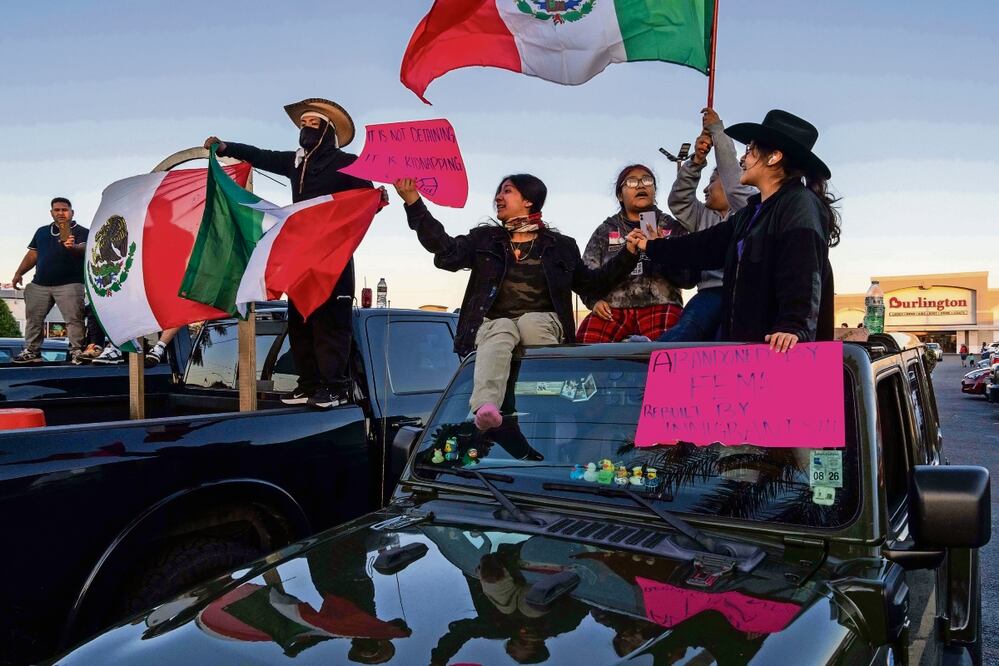 Personas ondean Banderas mexicanas durante una protesta contra el ICE y la Patrulla Fronteriza en Kenner, Louisiana, el 7 de diciembre pasado. Foto: de ADAM GRAY. AFP