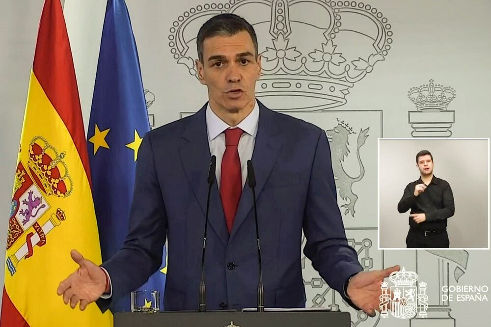 El presidente del Gobierno español, Pedro Sánchez, durante su mensaje a la nación, en el Palacio de la Moncloa, en la que aseguró que la posición de España es "No a la guerra". FOTO: EFE