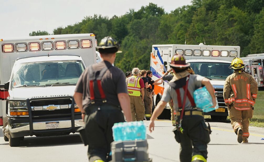El personal de rescate trabaja en la escena de un autobús turístico que se estrelló y volcó en la autopista estatal de Nueva York cerca de Pembroke, Nueva York, el viernes 22 de agosto de 2025. Foto: AP