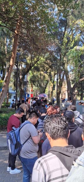 Largas filas para obtener un tamal, regalo de la banda Linkin Park, que esta noche dará concierto en la Ciudad de México. Foto: @paconieto
