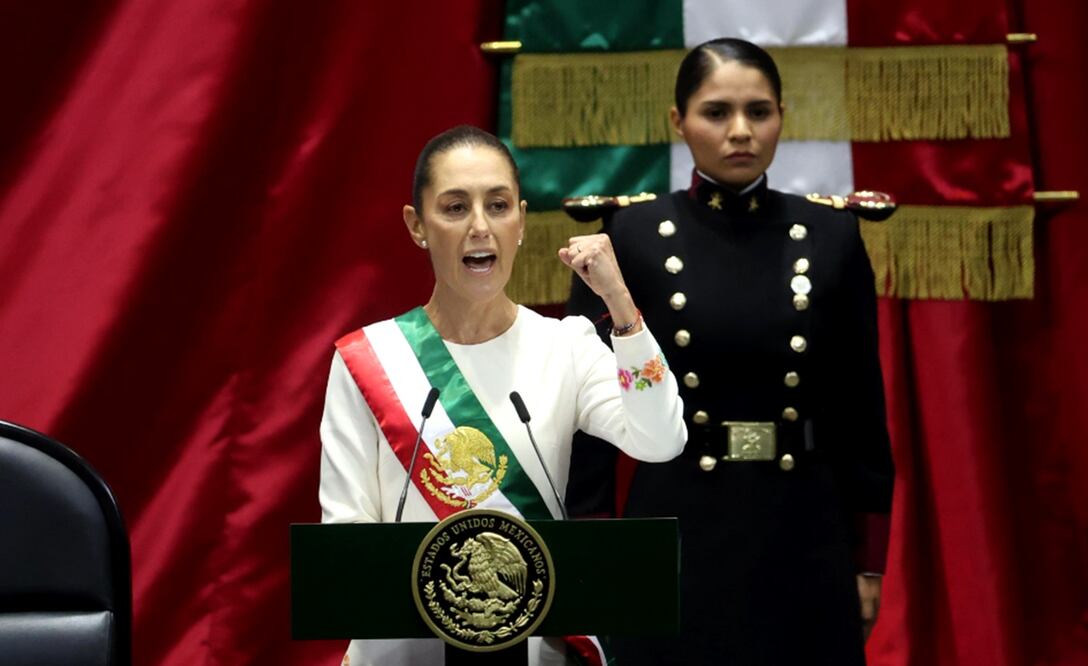 Claudia Sheinbaum Pardo recibe la banda presidencial de manos de Ifigenia Martínez luego de haber sido entregada por Andrés Manuel López Obrador. Foto: Diego Simón Sánchez/EL UNIVERSAL