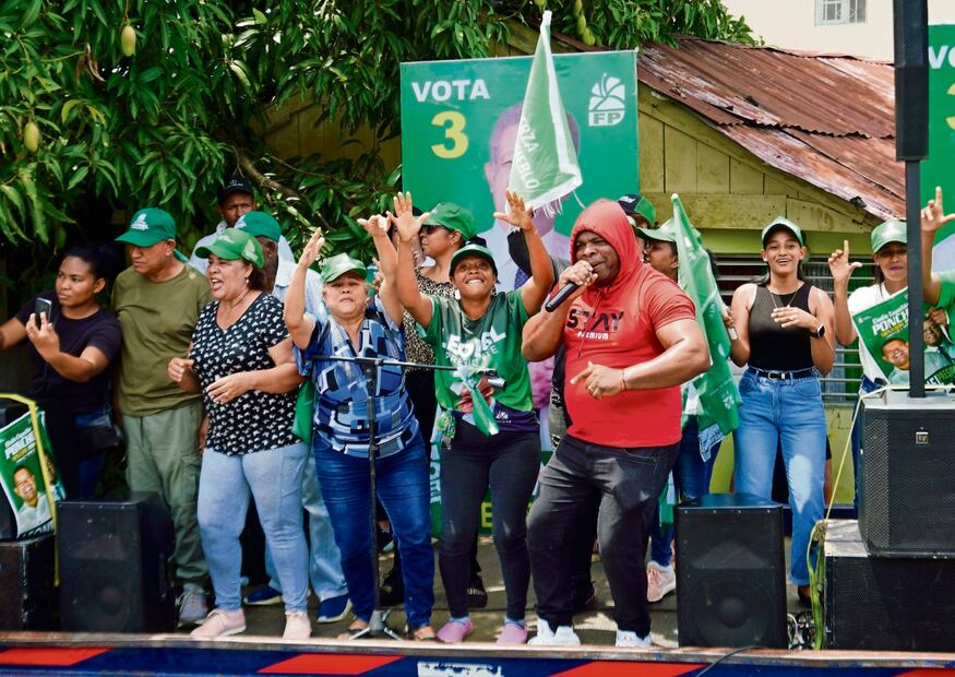 Simpatizantes acompañan al candidato Leonel Fernández, quien ha sido tres veces presidente
de los dominicanos, durante un mitin Foto: Wascar García EFE