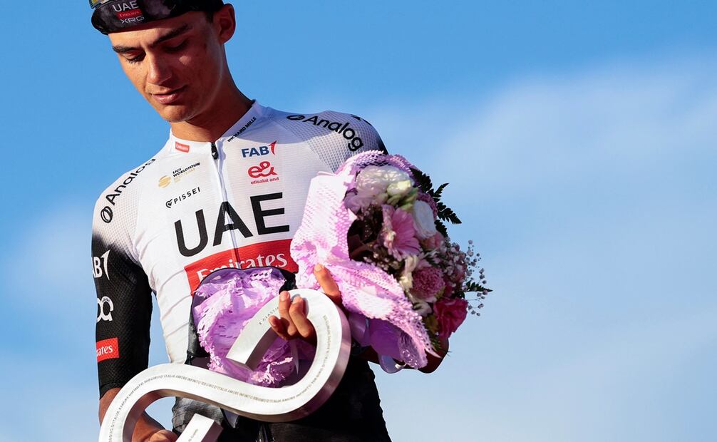 Isaac Del Toro en el podio del Giro de Italia, tras conquistar el segundo lugar de la competencia - Foto: AFP