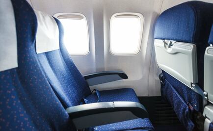 ¿Cuánto se ha reducido el espacio entre los asientos de avión?