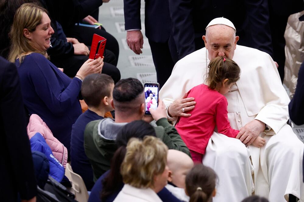 El papa Francisco llamó a respetar a las mujeres: "respetémoslas en su dignidad, en sus derechos fundamentales. Si no lo hacemos, nuestra sociedad no avanzará". Foto: EFE