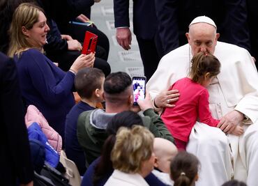 Papa Francisco lamenta que recursos para llevar el agua a todos se desvíen a producir armas