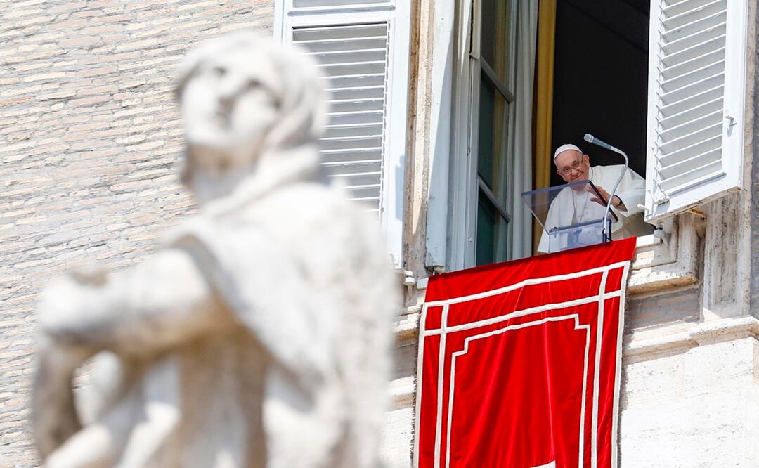 El Papa Francisco dirige el rezo del Ángelus desde la ventana de su oficina con vistas a la Plaza de San Pedro en la Ciudad del Vaticano. Foto: EFE