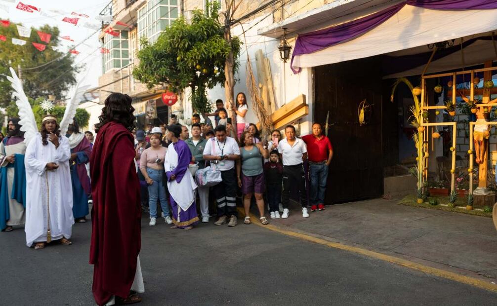 Julio Olivares hoy camina por Iztapalapa como Jesús de Nazaret (17/04/2025). Foto:  Hugo Salvador / EL UNIVERSAL