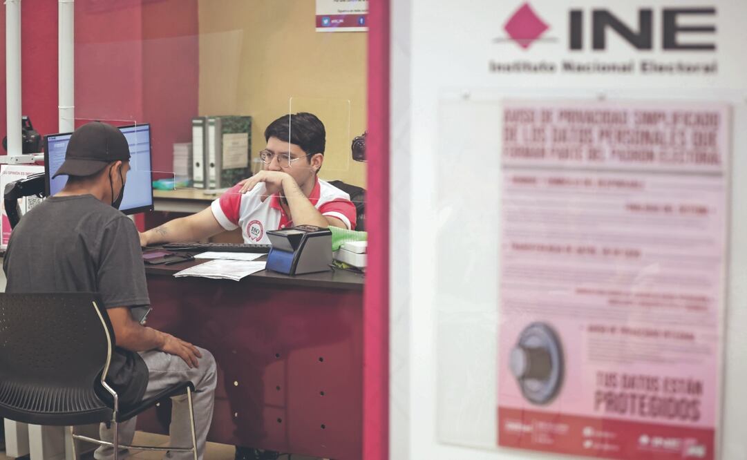 Si en estas vacaciones decembrinas pensaste en por fin dejar de postergar el trámite para la renovación o sacar tu primera credencial de elector, chécate primero su calendario de atención. Foto: de Fernanda Rojas/El Universal