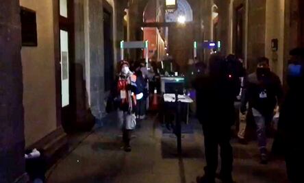 Migrantes piden en Palacio Nacional libre tránsito por todo el país