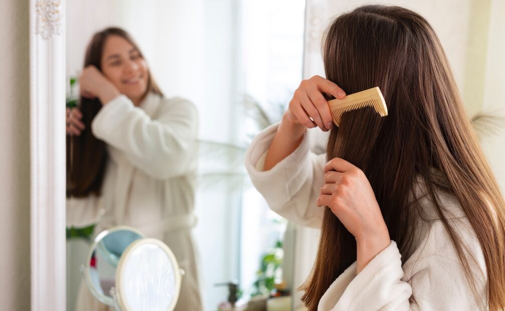 Al dormir, el roce con la almohada puede provocar pérdida de hidratación. Foto: Freepik