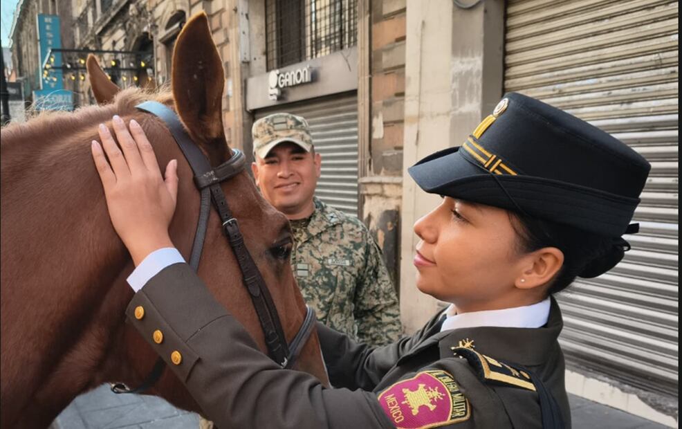 Elementos del Ejército mexicano se preparan para participar en el desfile cívico-militar por el 115 aniversario del inicio de la Revolución Mexicana, que este año cambia de ruta y culminará en el Monumento a la Revolución en la Ciudad de México, el jueves 20 de noviembre de 2025. Foto: Luis Camacho/EL UNIVERSAL