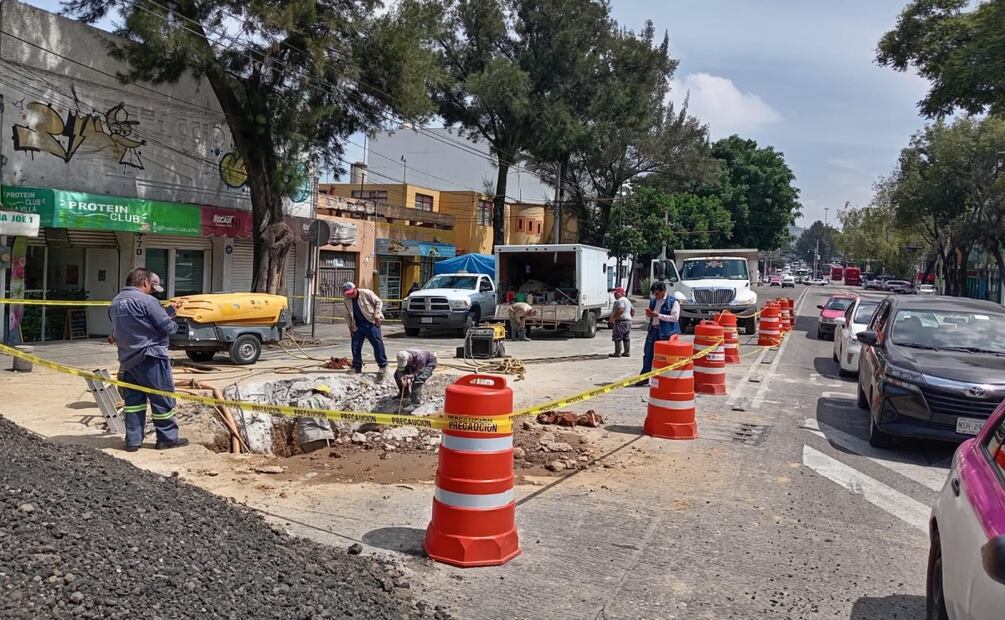 Atienden socavón y fuga de agua en Calzada de los Misterios; trabajos afectan la circulación en la GAM. Foto: Fabián Evaristo