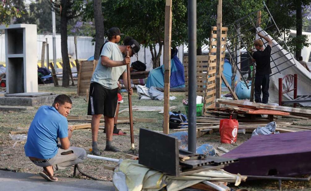 Los migrantes instalados en el Parque Guadalupe de la Venustiano Carranza, serán trasladados a un albergue, aseguró la alcaldesa Evelyn Parra. Foto: Fernanda Rojas / El universal