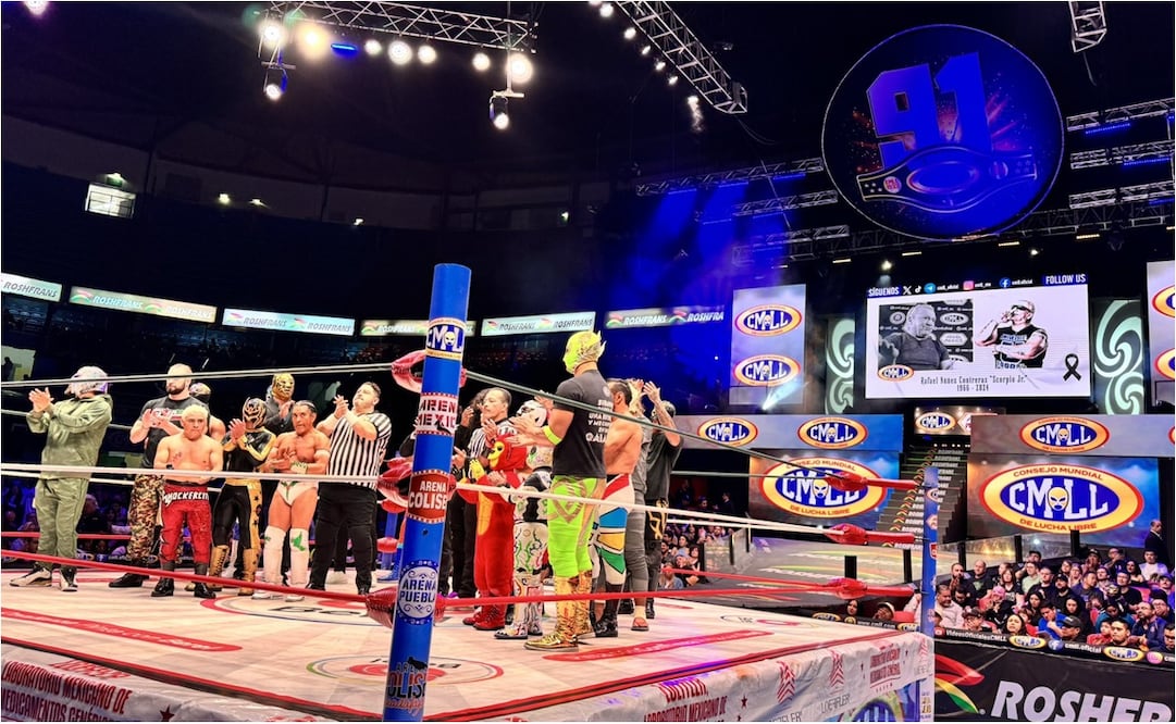 FOTO: Scorpio Jr: Luchadores del Consejo Mundial de Lucha Libre rinde minuto de aplausos al gladiador fallecido - @CMLL