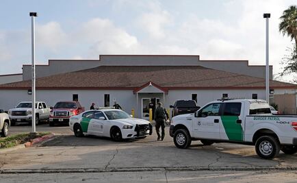 Encuentran a migrante apretujada con su bebé en centro de detención de EU