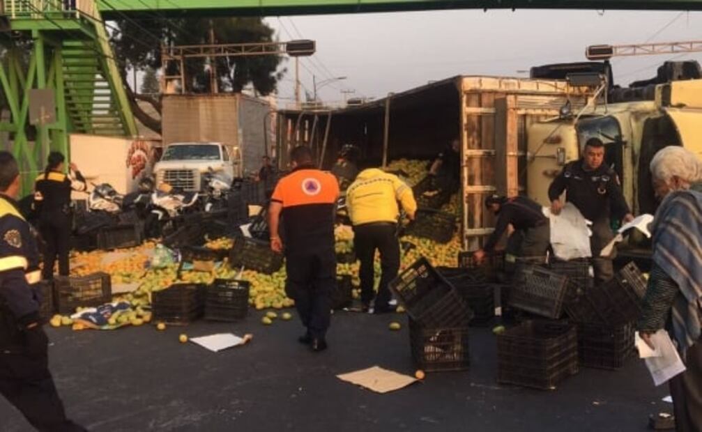 Vuelca tráiler con toneladas de mangos en inmediaciones de la Central de Abasto