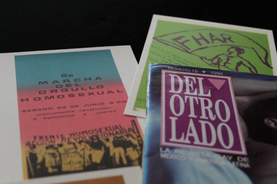 Postales a la venta para apoyar el Atlas Histórico de los Movimientos de Liberación Homosexual y LGBTTTIQ+ en México. De izquierda a derecha: cartel de la Segunda Marcha del Orgullo Homosexual (1980), cartel de la Semana Cultural del FHAR (1980) y ejemplar de Del Otro Lado, núm. 15 (1994). Crédito: Cortesía