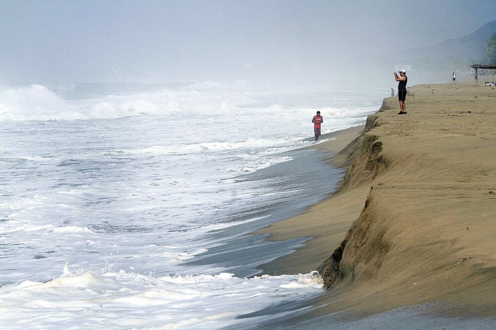 En Acapulco, Guerrero, Protección Civil exhortó a los habitantes a extremar precauciones y alejarse de las marejadas (CLAUDIO VARGAS. REUTERS)