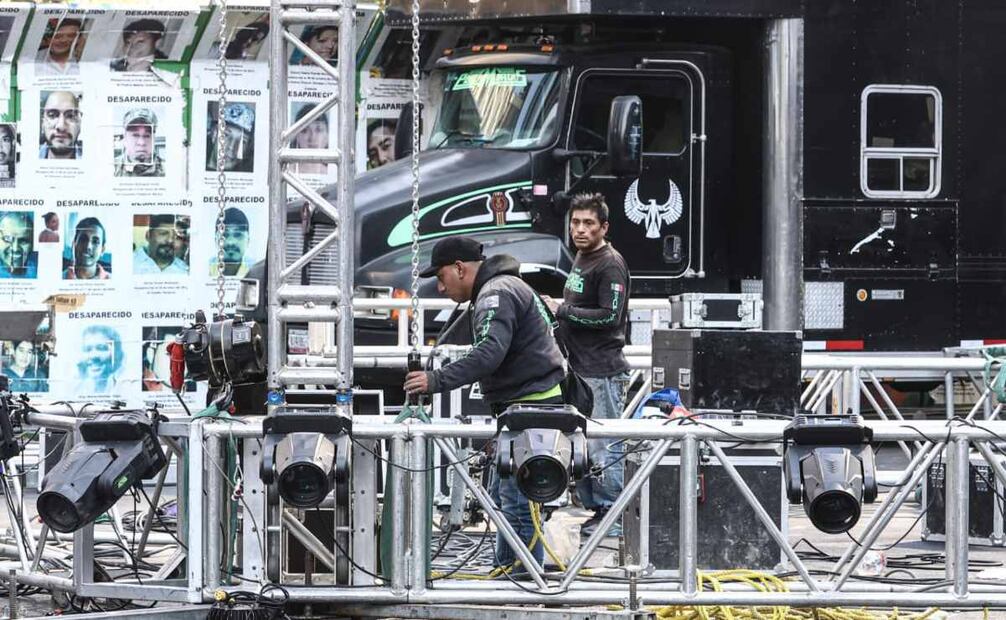 Preparación del escenario en el que se presentará la agrupación Polymarchs en el concierto de fin de año FOTO: Gabriel Pano/El Universal
