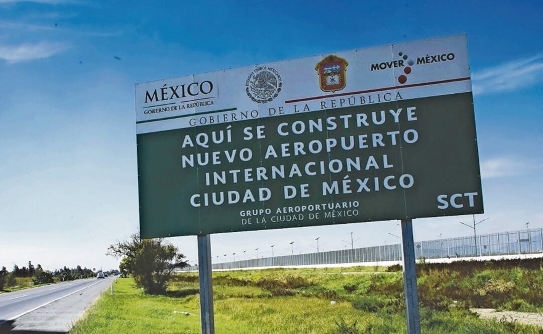 A sign beside a highway, reads in Spanish, "Here is the construction site of the new Mexico City International Airport", in Texcoco on the outskirts of Mexico City, Mexico – Photo: Alexandre Meneghini/REUTERS