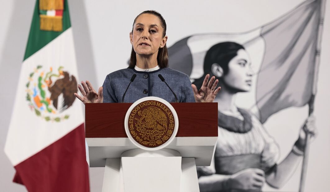 A ocho días de que concluya la fecha que acordó con el mandatario estadounidense Donald Trump para la entrada de aranceles, la presidenta Claudia Sheinbaum insistió en esperar al 2 de abril e indicó que “si es el caso”, se anunciarían un día después las medidas de México. Foto: EFE