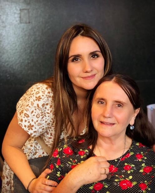 Dulce María deja en claro que su belleza es genética al presentar a su mamá Doña Blanca