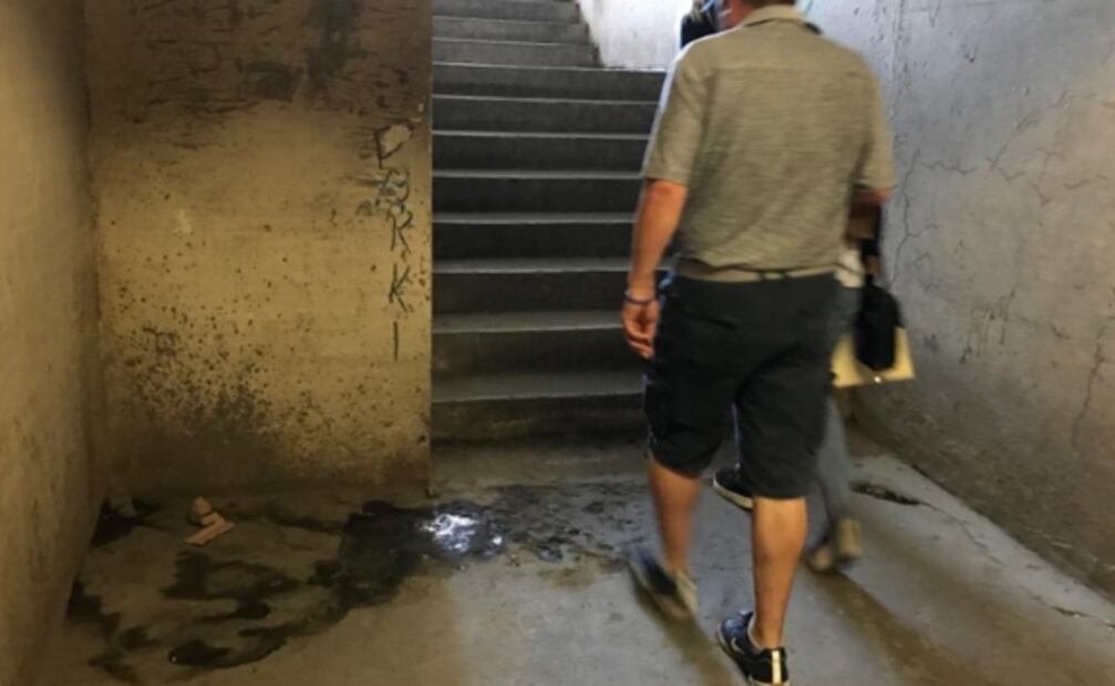 Padecen peatones por olor a orines e inseguridad en paso subterráneo en Naucalpan