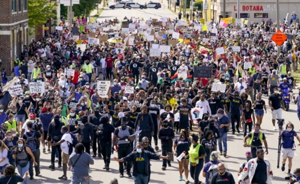 Cientos protestan en EU contra el racismo al grito de "¡7 balas, 7 días!"