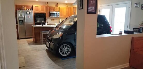 Pareja guarda su Smart en la cocina por salvarlo del huracán Dorian