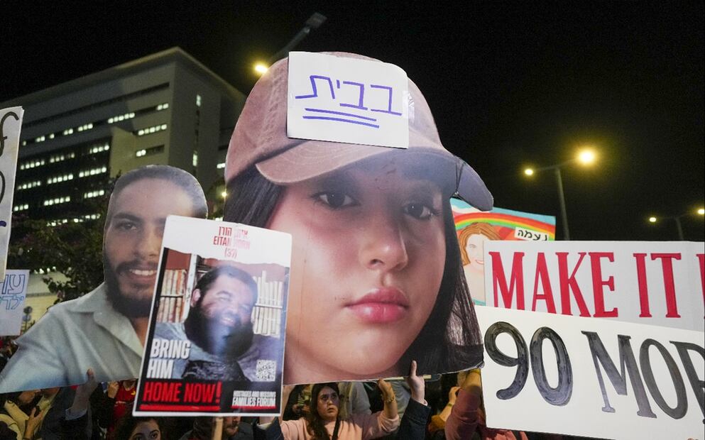 Cientos de personas se concentran en Tel Aviv, Israel, el 25 de enero de 2025, en protesta para que se saque de Gaza a todos los rehenes. EFE