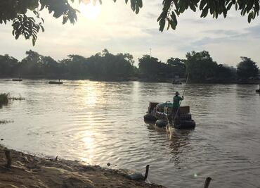 Tras cierre de aduana, migrantes usan balsas para cruzar a Chiapas