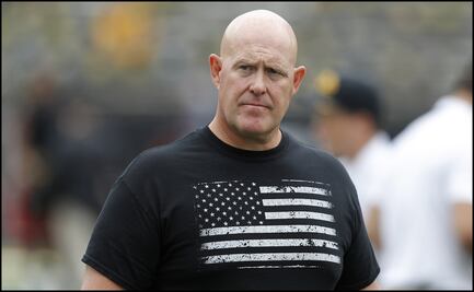 Renuncia horas después de ser contratado por acusaciones de racismo