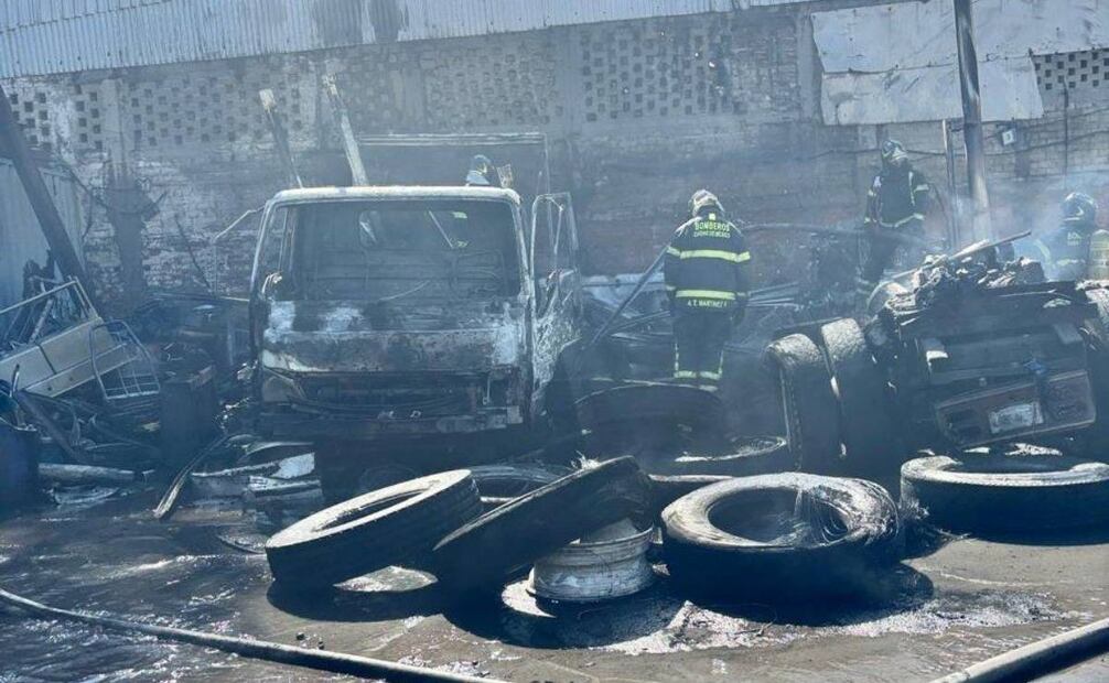 Elementos del Heroico Cuerpo de Bomberos, Protección Civil y la Secretaría de Seguridad Ciudadana laboraron para controlar las llamas y evitar su propagación a zonas aledañas. Foto: Especial. 