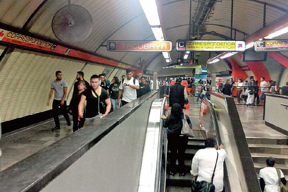 Algunas personas que viajaron en el Metro debido a que sus vehículos les tocó el Hoy No Circula, se quejaron de que el Metro se tarda para llegar a cada estación, va abarrotado y no sirven algunos ventiladores (EDUARDO HERNÁNDEZ. EL UNIVERSAL)